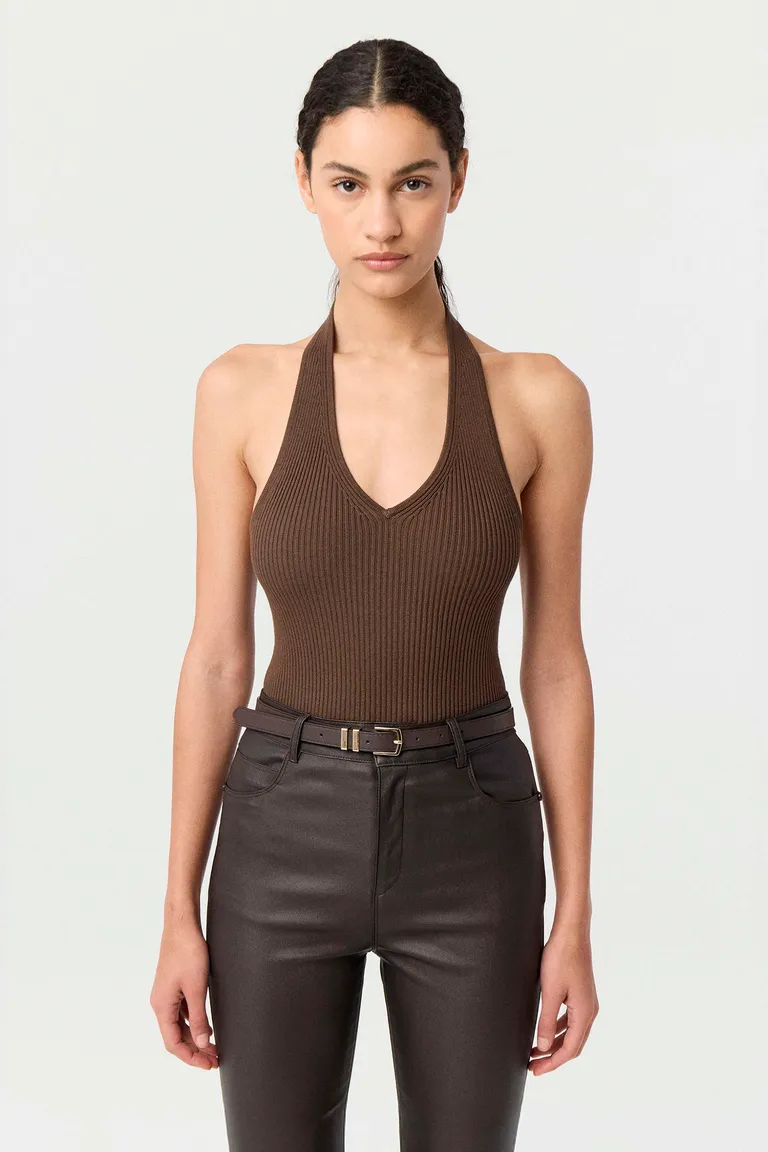 Top tejido de punto acanalado con escote halter y espalda abierta de Markova en Tops para argentina