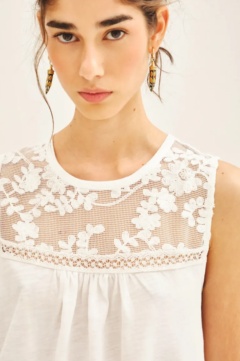 Musculosa de diseño con encaje en tono blanco de Rapsodia en Tops para argentina