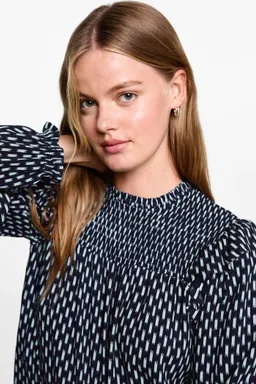 Blusa estampada con volantes de Mango Teen en Blusas para argentina