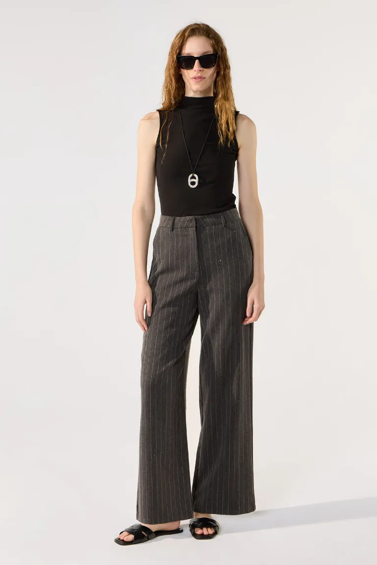 Pantalón recto en tela sastrera con rayado delicado y cintura regular de Cuesta Blanca en Pantalones para argentina