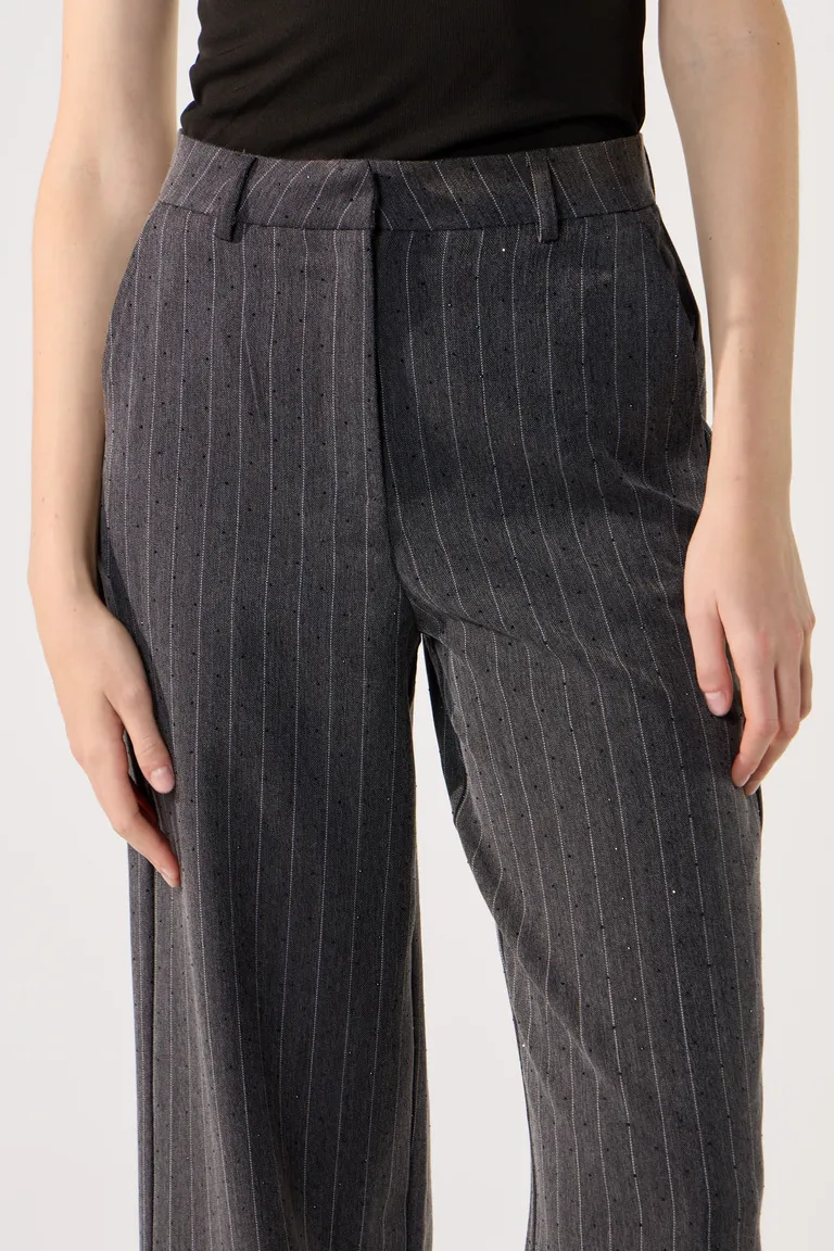 Pantalón recto en tela sastrera con rayado delicado y cintura regular de Cuesta Blanca en Pantalones para argentina