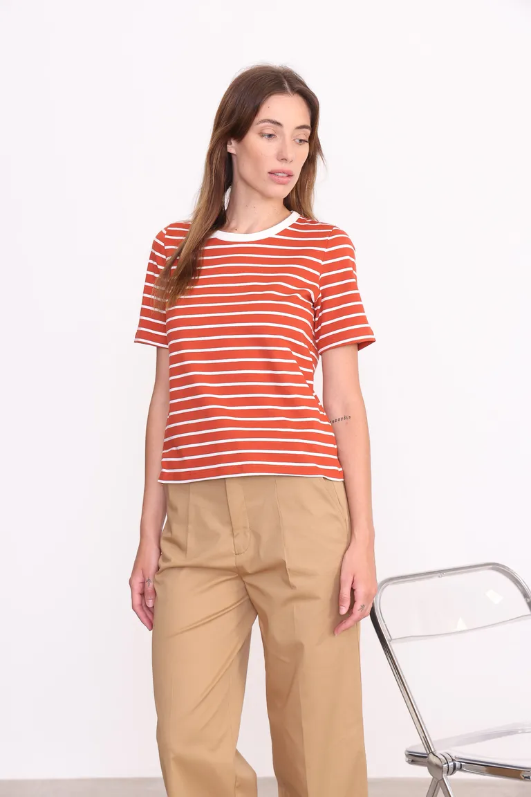 Remera de algodón rayada en tonos rojos y blancos para mujer de Yagmour en Remeras para argentina
