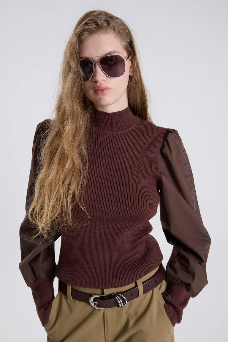 Sweater de cuello alto con mangas largas con volumen y calce relajado de Maria Cher en Buzos y Sweaters para argentina