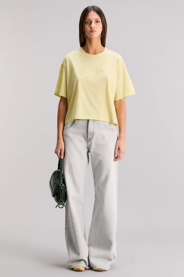 Remera de algodón con bordado exclusivo de la marca, ideal para un estilo informal y moderno de Kosiuko en Remeras para argentina