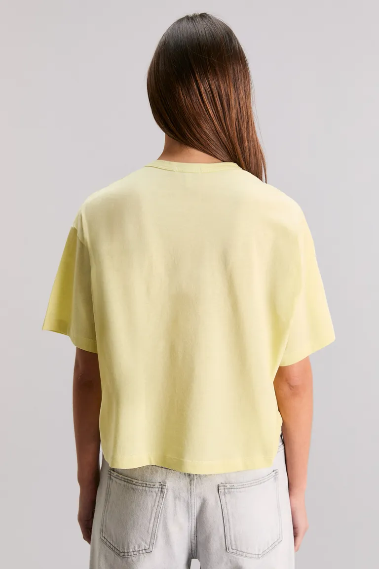 Remera de algodón con bordado exclusivo de la marca, ideal para un estilo informal y moderno de Kosiuko en Remeras para argentina