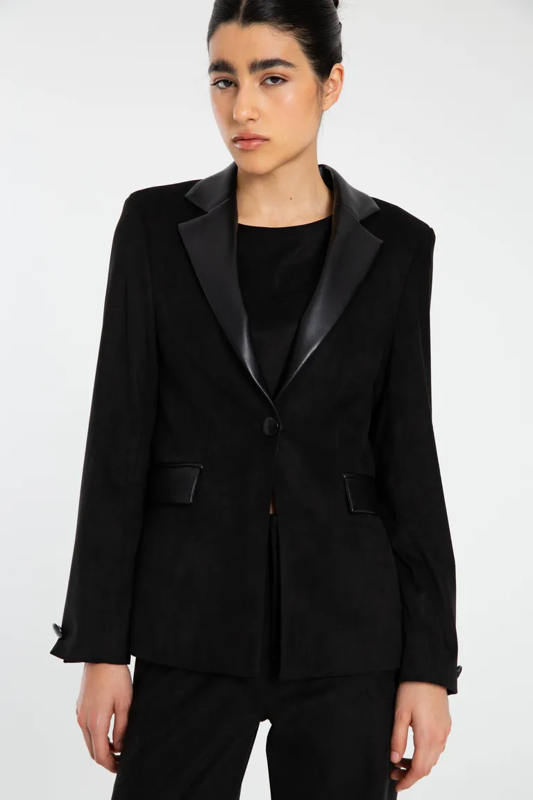 Blazer de gamuza negro con detalles en cuero y cierre metálico de Naíma en Blazers para argentina