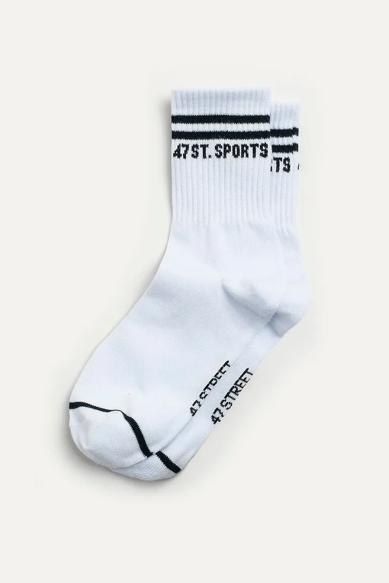 Medias deportivas blancas con rayas y logo bordado, perfectas para cualquier actividad física o uso diario de 47 Street en Ropa Interior y Medias para argentina