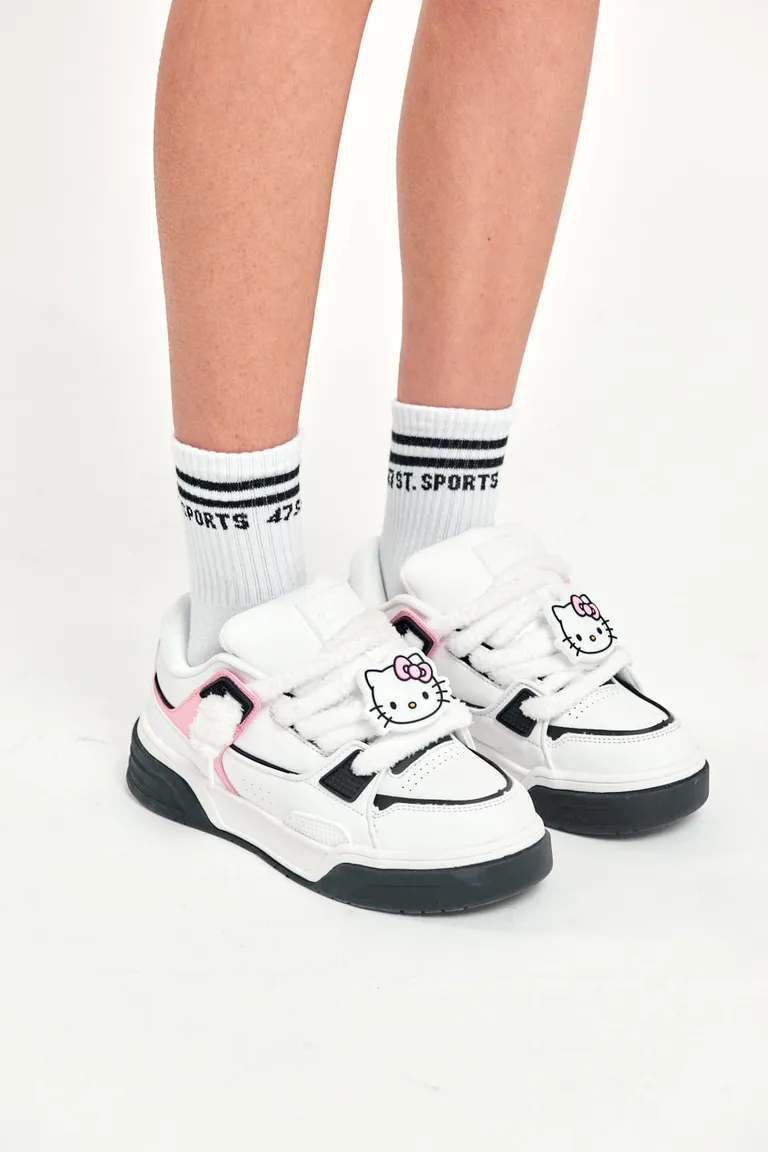 Medias deportivas blancas con rayas y logo bordado, perfectas para cualquier actividad física o uso diario de 47 Street en Ropa Interior y Medias para argentina