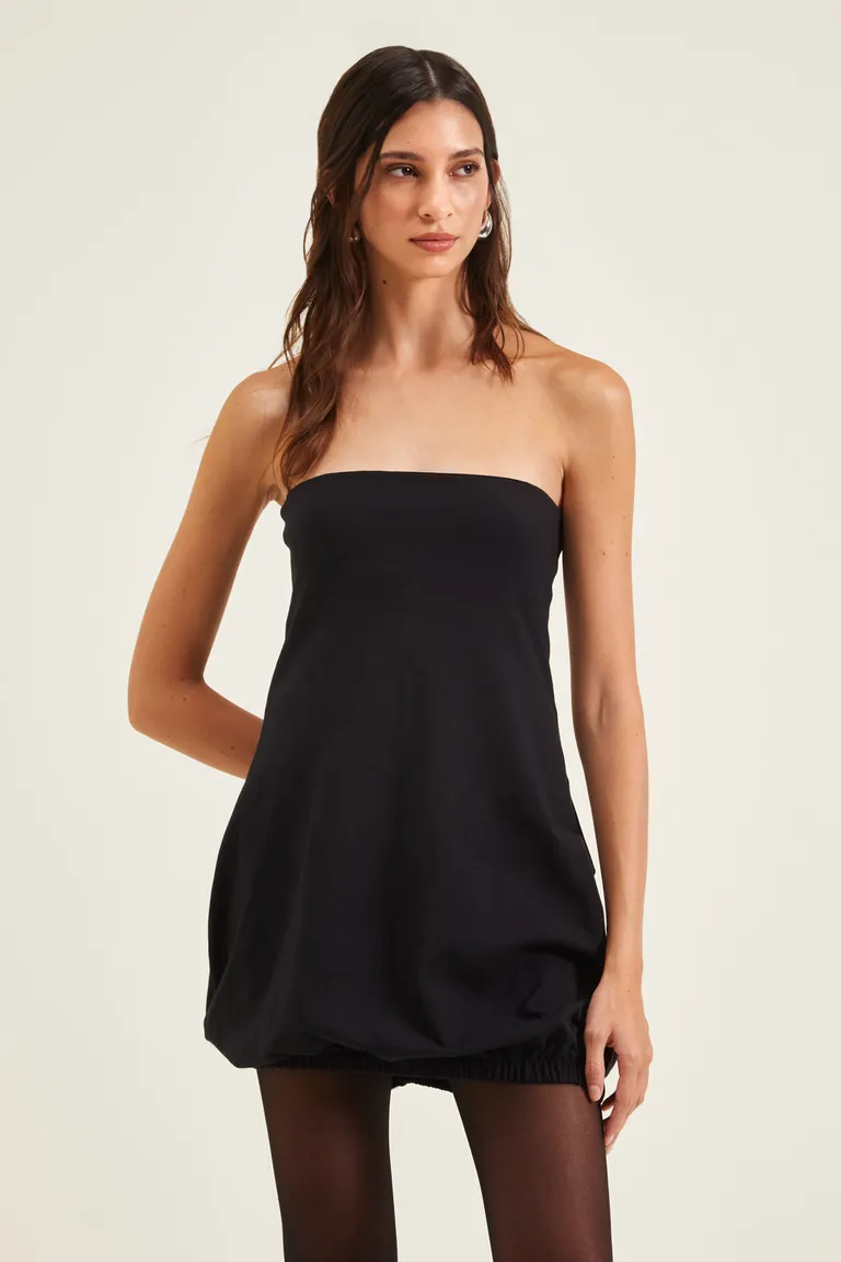 Vestido corto estilo strapless con ruedo elastizado y calce ajustado de Cuesta Blanca en Vestidos para argentina