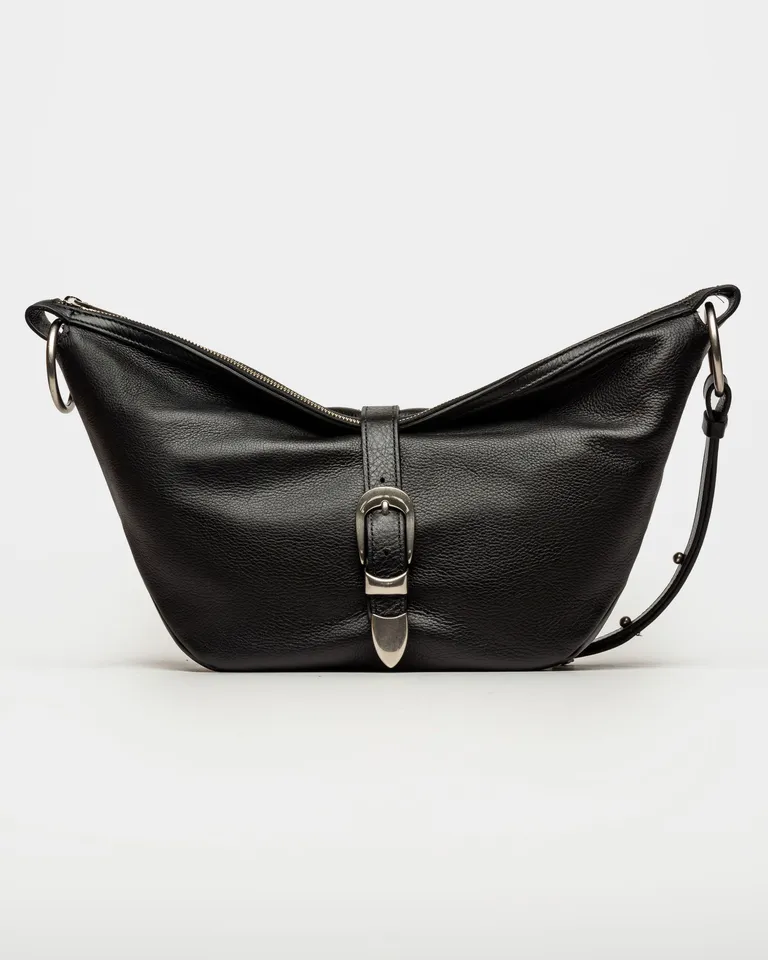 Bolso de cuero liso y satinado en color negro, con manija ancha y correa ajustable de Prüne en Bolsos y Carteras para argentina