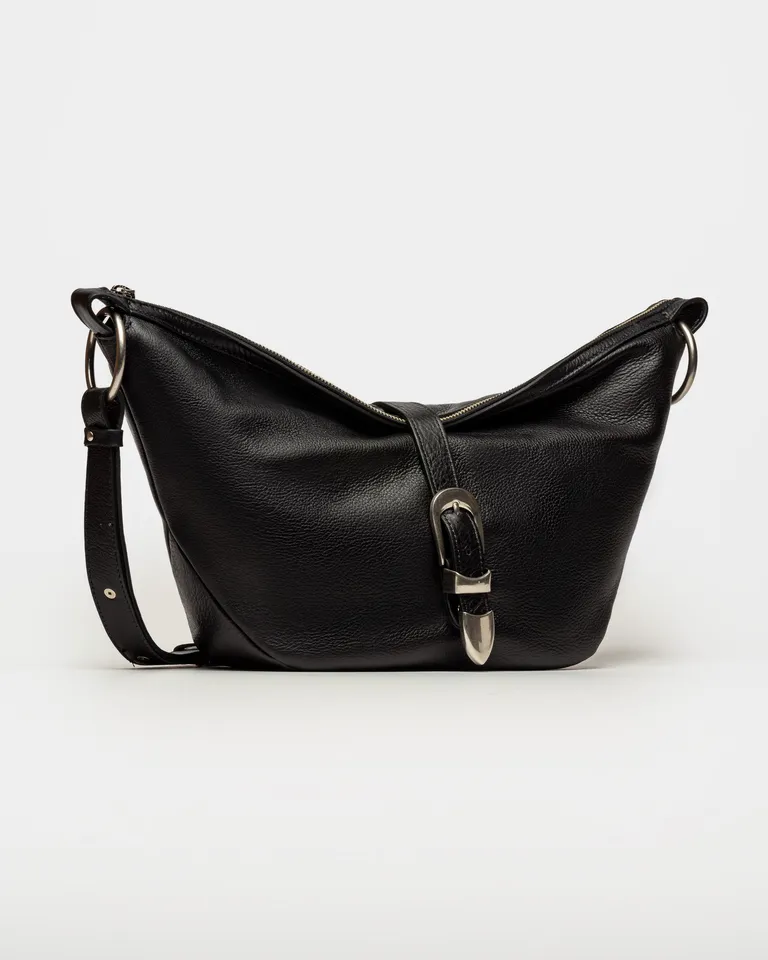 Bolso de cuero liso y satinado en color negro, con manija ancha y correa ajustable de Prüne en Bolsos y Carteras para argentina