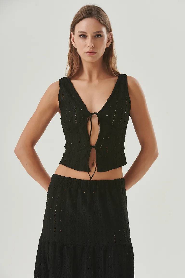 Top femenino con bordado calado y escote en V profundo de Sweet en Tops para argentina