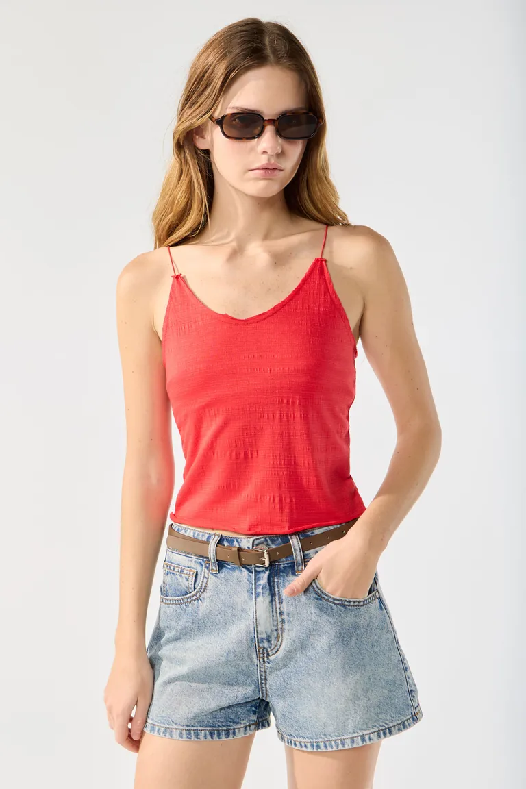 Musculosa roja en punto liso con escote semiv y breteles finos de Cuesta Blanca en Tops para argentina