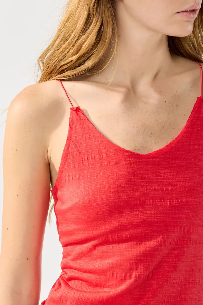 Musculosa roja en punto liso con escote semiv y breteles finos de Cuesta Blanca en Tops para argentina