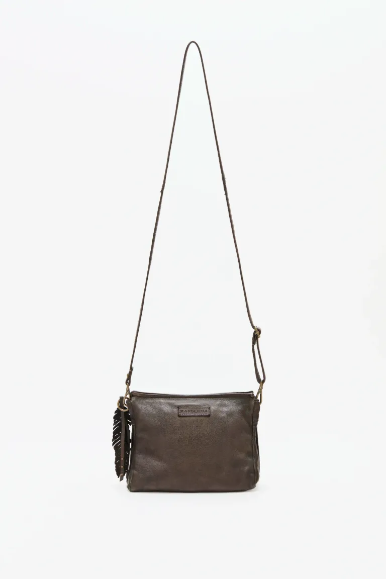 Cartera bandolera pequeña con detalle de flores bordadas y apliques metálicos con correa regulable de Rapsodia en Bolsos y Carteras para argentina
