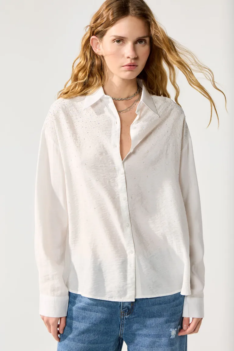 Camisa blanca de mujer con canesú y hotfix en los hombros de Cuesta Blanca en Camisas para argentina