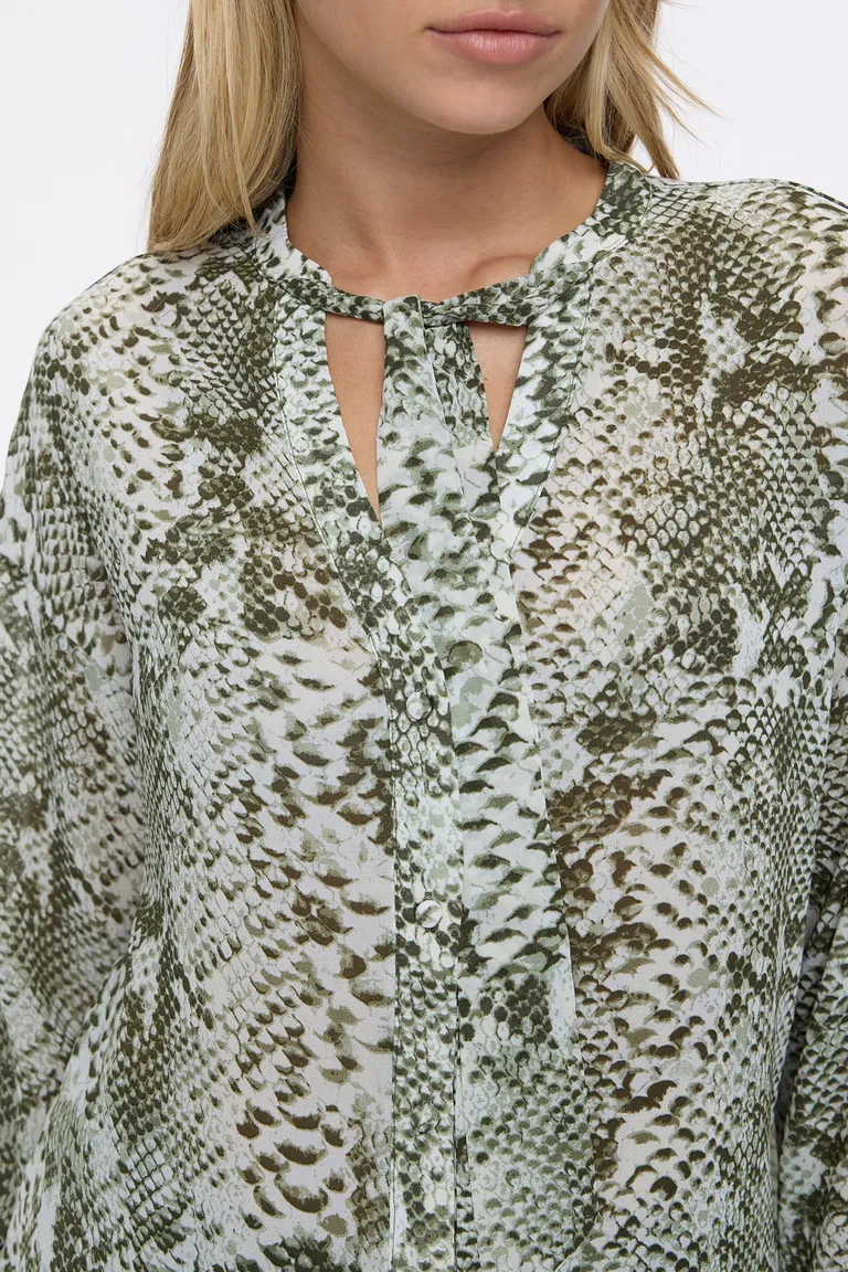 Blusa manga larga con lazos en el escote y estampado animal print de calce relajado de Cuesta Blanca en Blusas para argentina