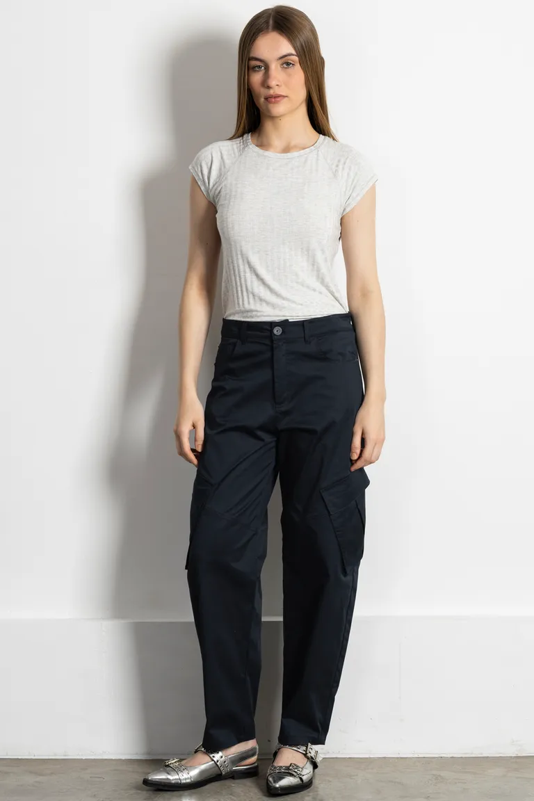 Pantalón cargo femenino de líneas rectas y bolsillos amplios de Kill en Pantalones para argentina