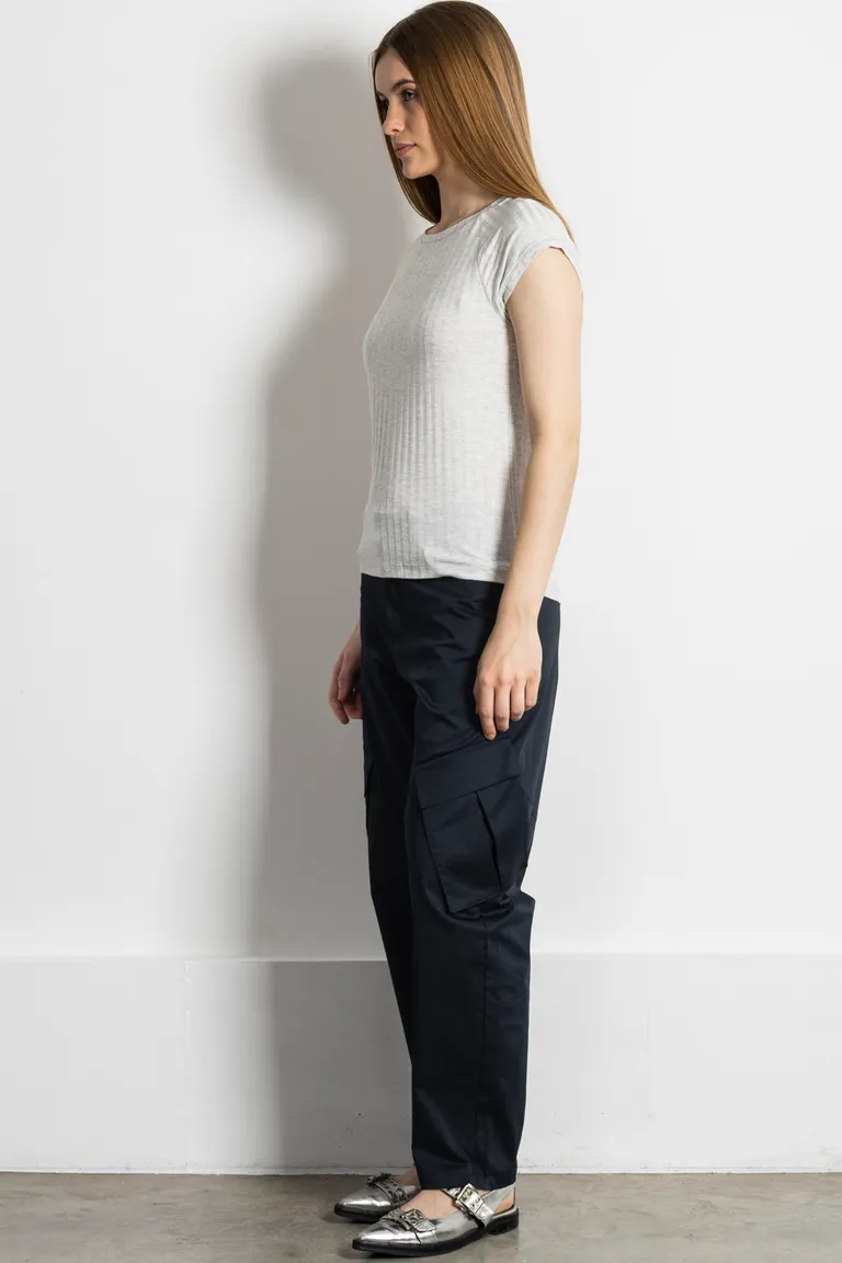 Pantalón cargo femenino de líneas rectas y bolsillos amplios de Kill en Pantalones para argentina