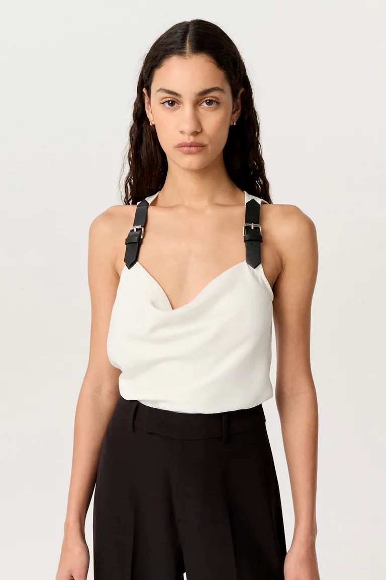 Top de escote en buche con martingalas de efecto cuero de Markova en Tops para argentina