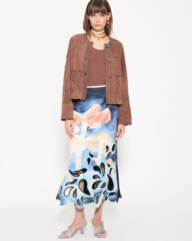 Falda larga con estampado floral en satén, un clásico diseño para un look elegante y versátil de Jazmin Chebar en Faldas para argentina