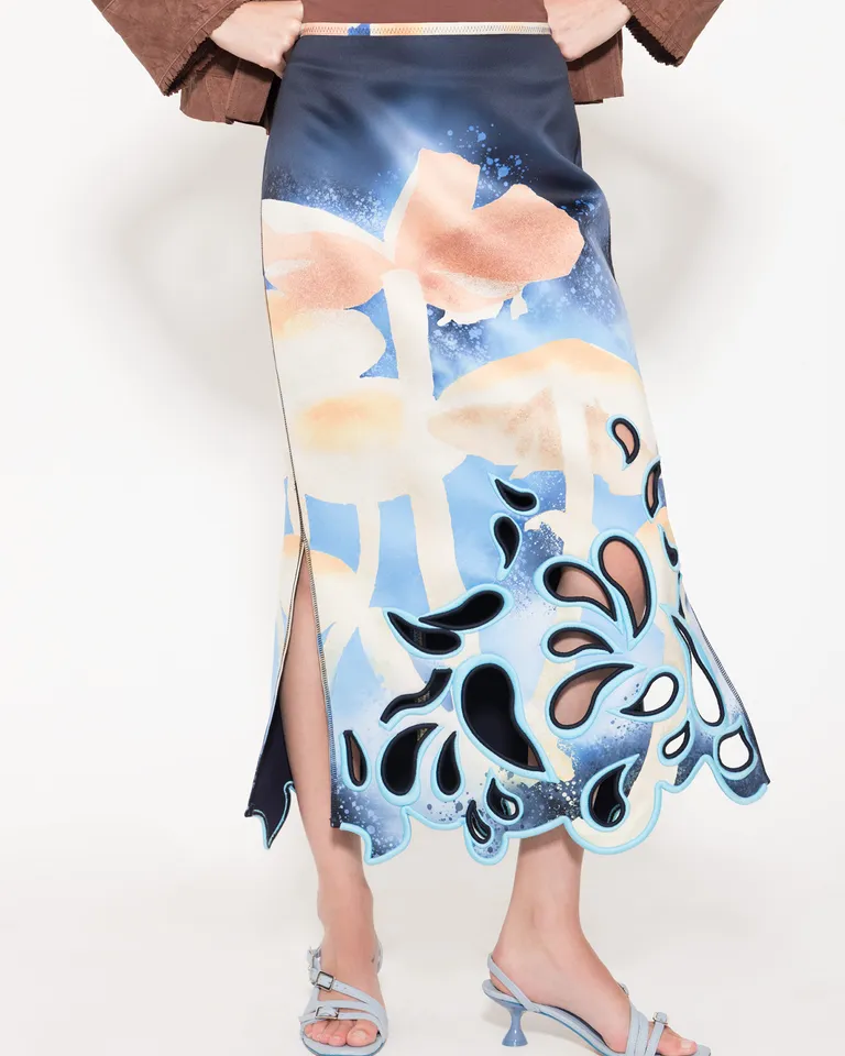 Falda larga con estampado floral en satén, un clásico diseño para un look elegante y versátil de Jazmin Chebar en Faldas para argentina