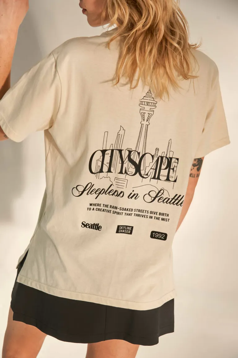 Remera estampada de diseño urbano y gráfico para mujer de Apricot en Remeras para argentina