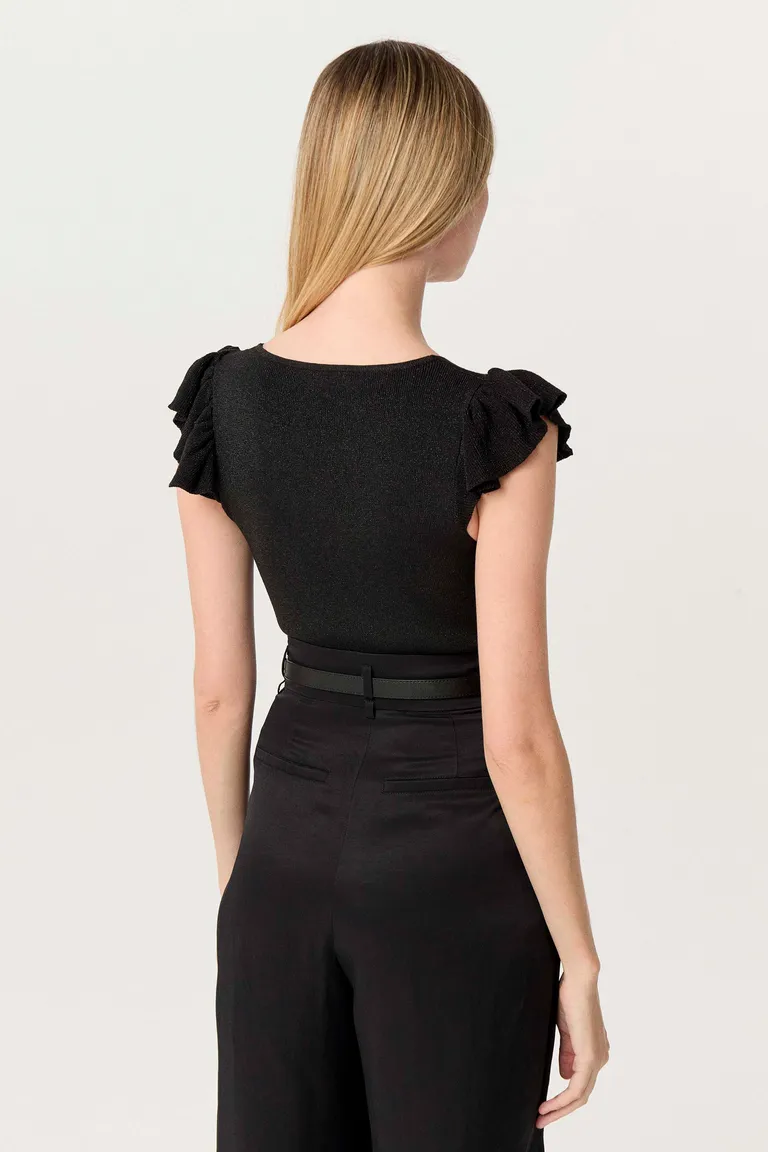 Remera tejida con lurex y volados en los hombros, un diseño elegante y versátil de Markova en Remeras para argentina