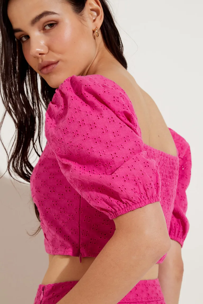 Top corto con mangas farol y detalle de frunce delantero en broderie de Cuesta Blanca en Tops para argentina
