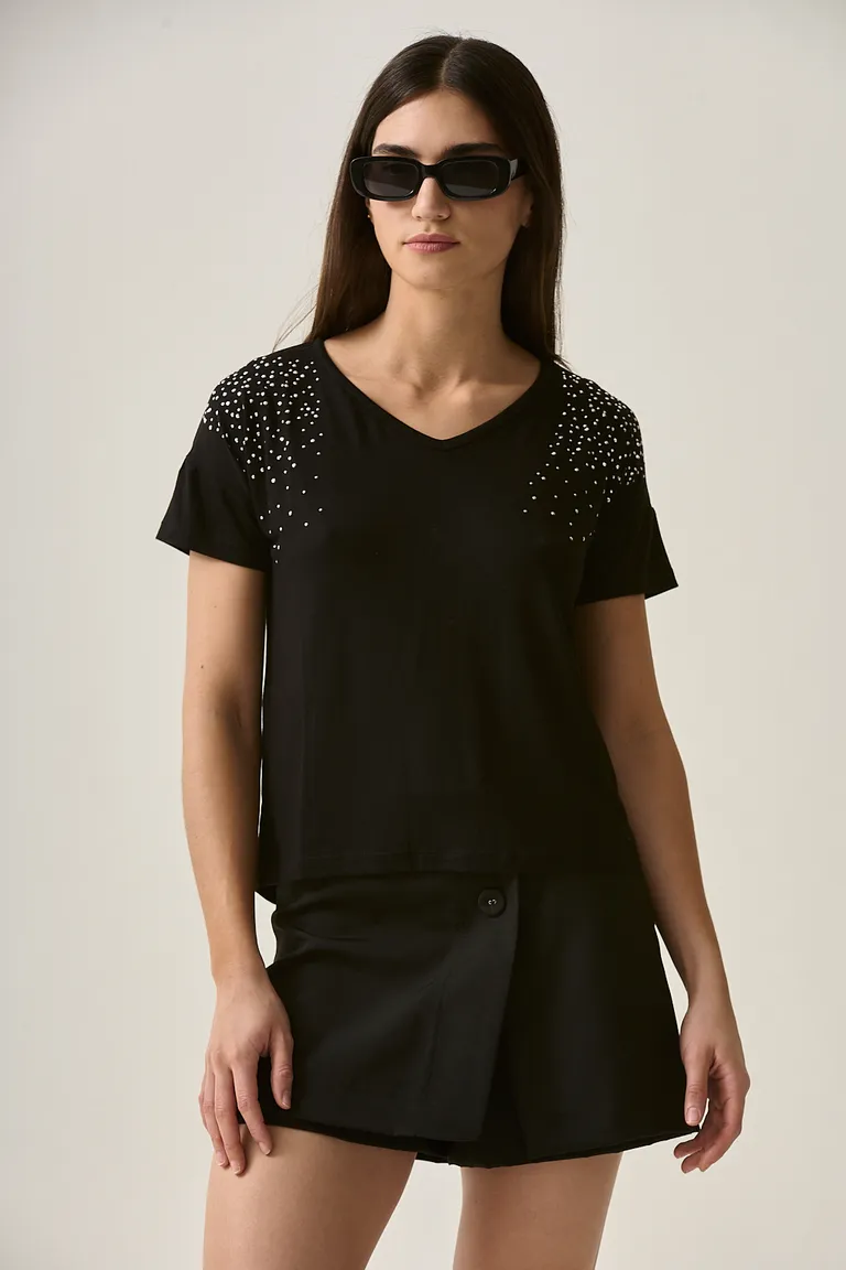Remera vega negra con aplicaciones de strass en los hombros de Sweet en Remeras para argentina