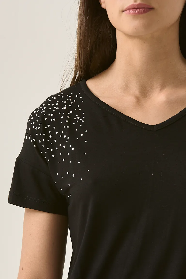 Remera vega negra con aplicaciones de strass en los hombros de Sweet en Remeras para argentina