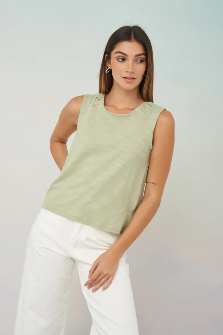 Elegante musculosa sin mangas en un suave tono verde claro para un look casual y cómodo de Apricot en Tops para argentina