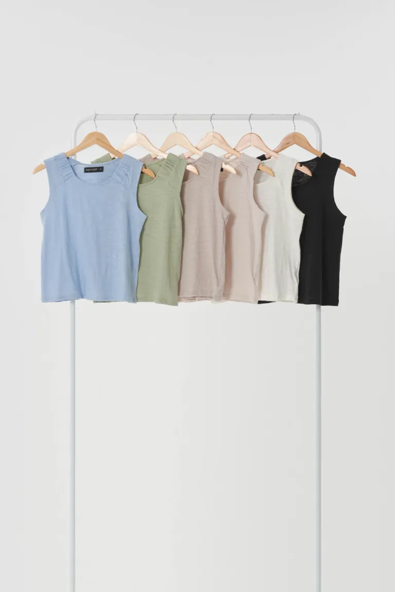 Elegante musculosa sin mangas en un suave tono verde claro para un look casual y cómodo de Apricot en Tops para argentina