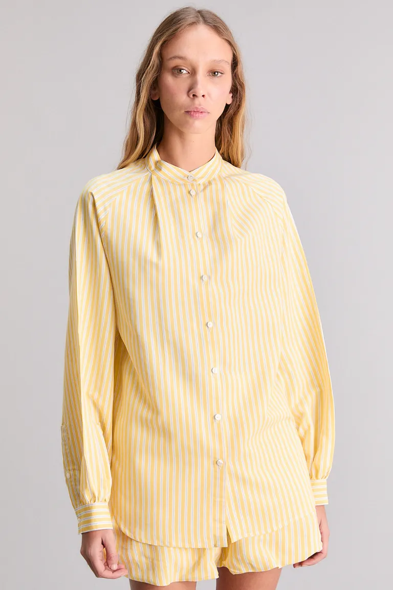 Camisa oversize de viscosa rayada con cuello mao y tablas de Kosiuko en Camisas para argentina