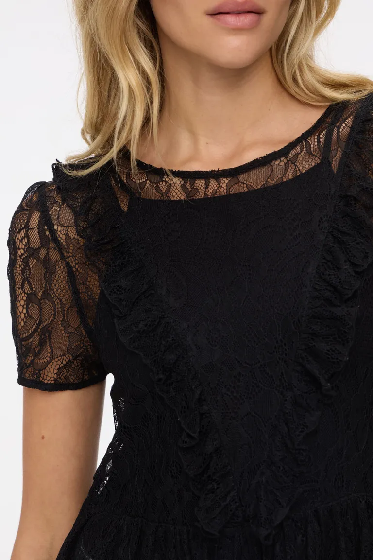 Blusa de encaje con volados en delantero y mangas cortas de Cuesta Blanca en Blusas para argentina