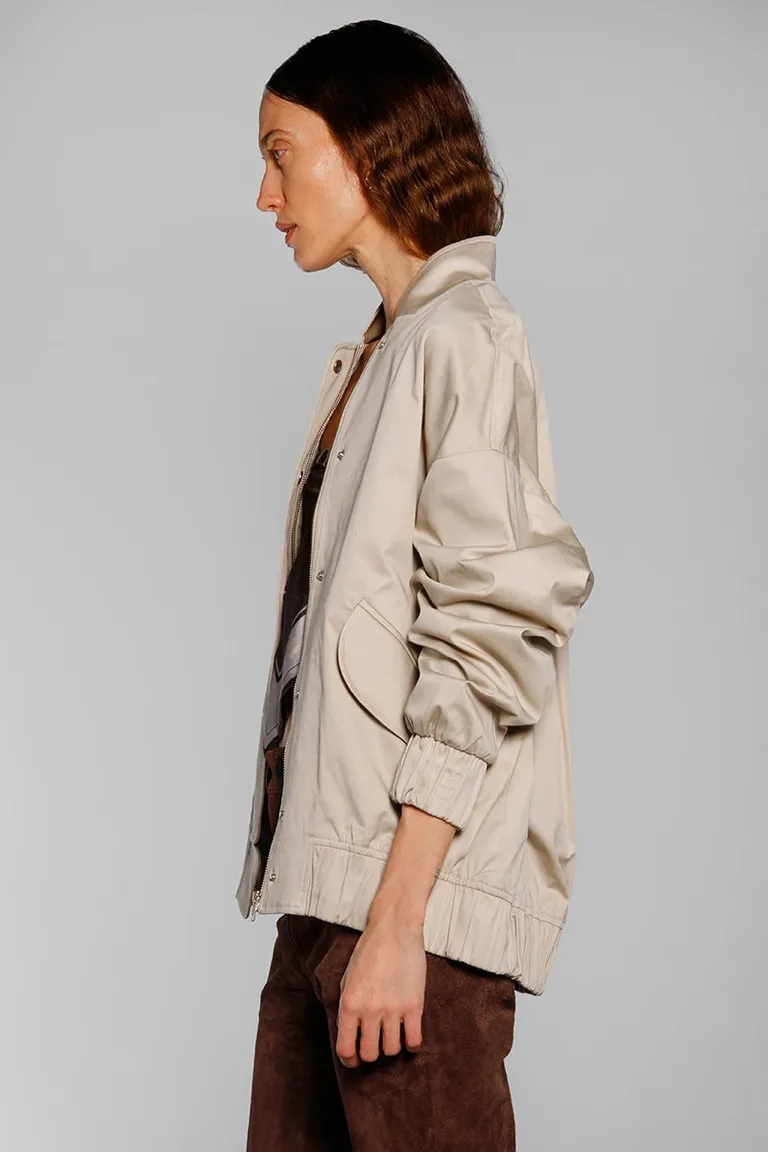 Chaqueta beige de gabardina oversize con bolsillos y cierre oculto de Sofia Sarkany en Chaquetas para argentina