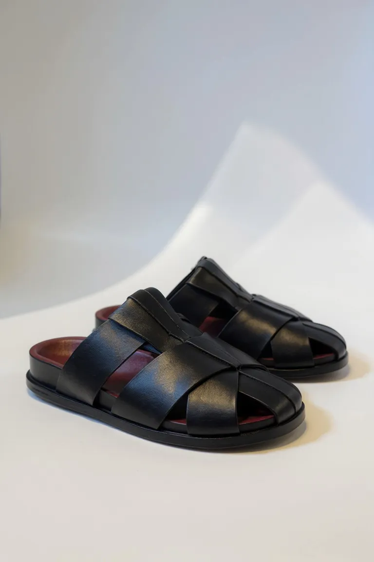 Zuecos negros de cuero con tiras entrelazadas - calzado femenino cómodo y elegante de Maria Cher en Zuecos Planos para argentina