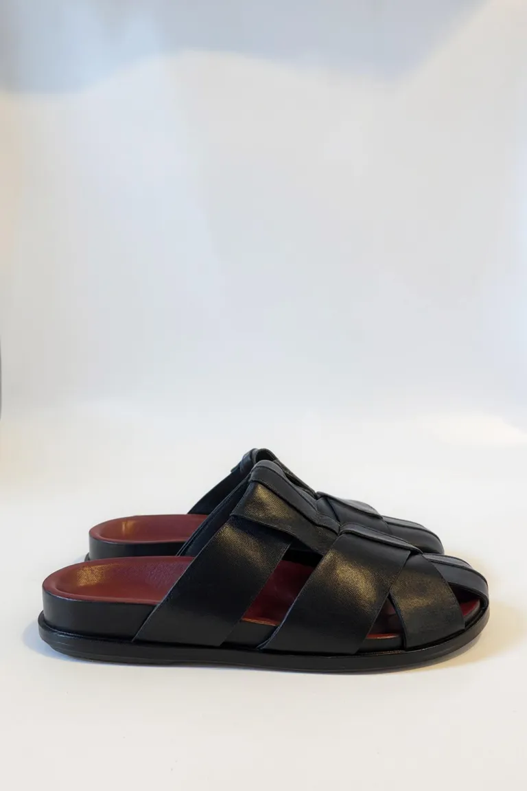 Zuecos negros de cuero con tiras entrelazadas - calzado femenino cómodo y elegante de Maria Cher en Zuecos Planos para argentina