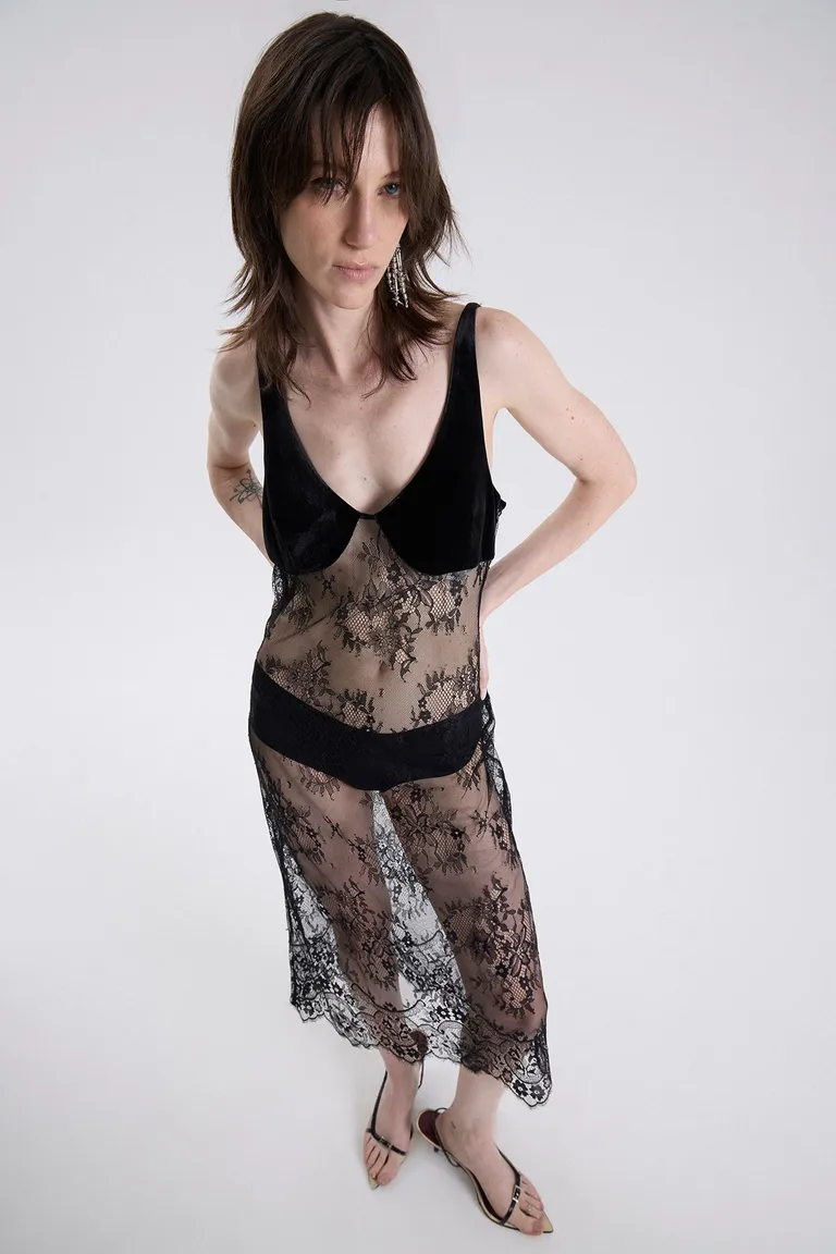 Vestido midi de encaje con detalles en terciopelo y escote en v con transparencia de Maria Cher en Vestidos para argentina