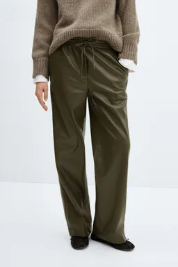 Pantalón efecto cuero elástico de Mango en Pantalones para argentina
