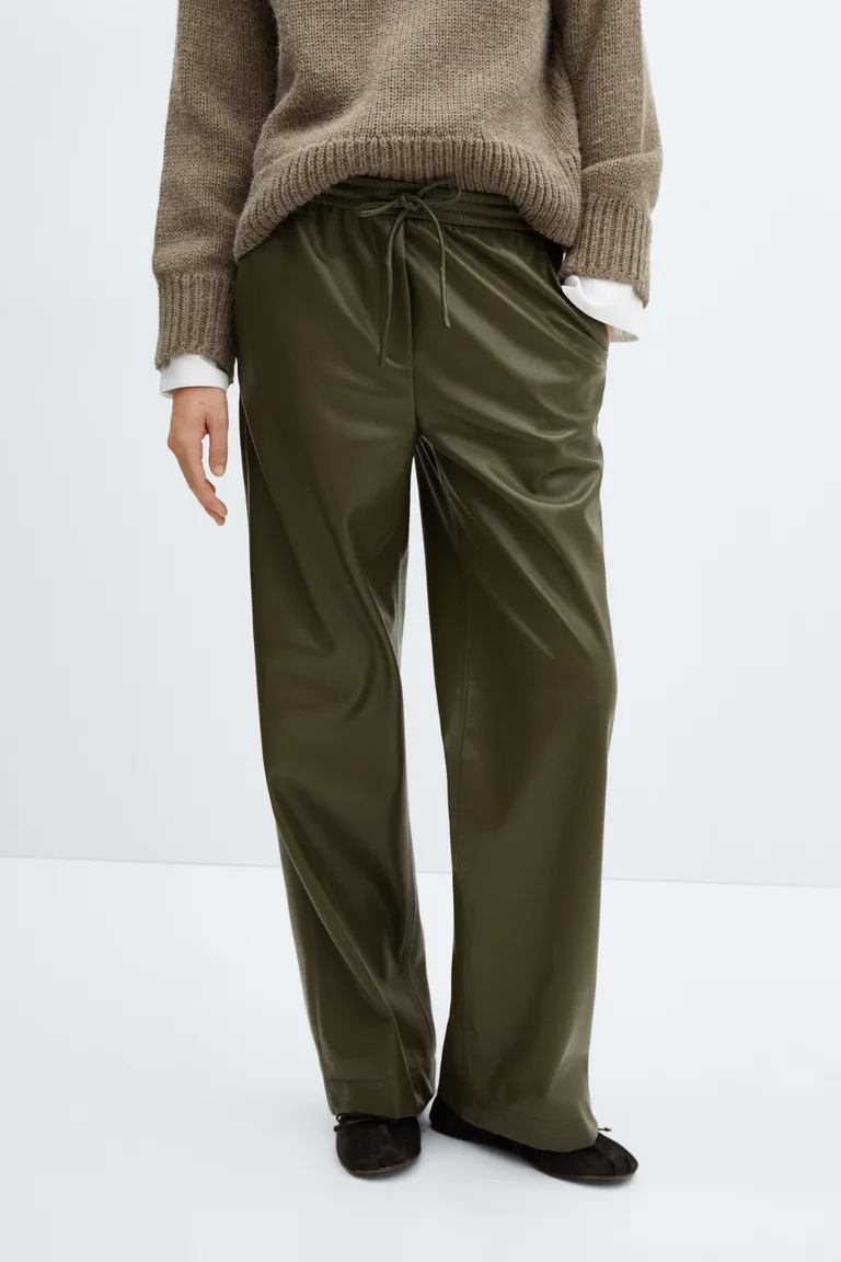 Pantalón efecto cuero elástico de Mango en Pantalones para argentina