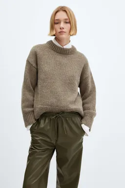 Pantalón efecto cuero elástico de Mango en Pantalones para argentina