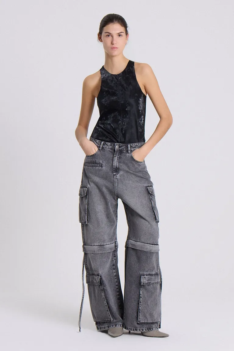 Pantalones cargo de tela vaquera gris con bolsillos funcionales y piernas desmontables de Maria Cher en Pantalones para argentina