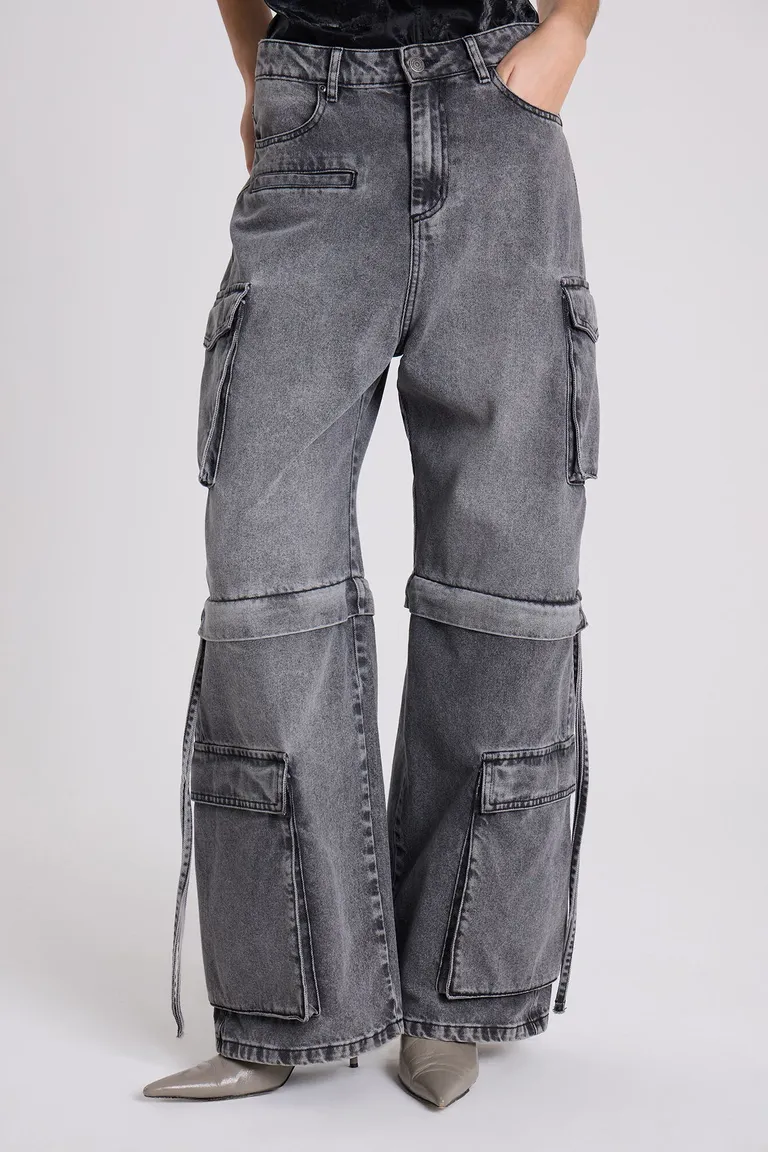Pantalones cargo de tela vaquera gris con bolsillos funcionales y piernas desmontables de Maria Cher en Pantalones para argentina