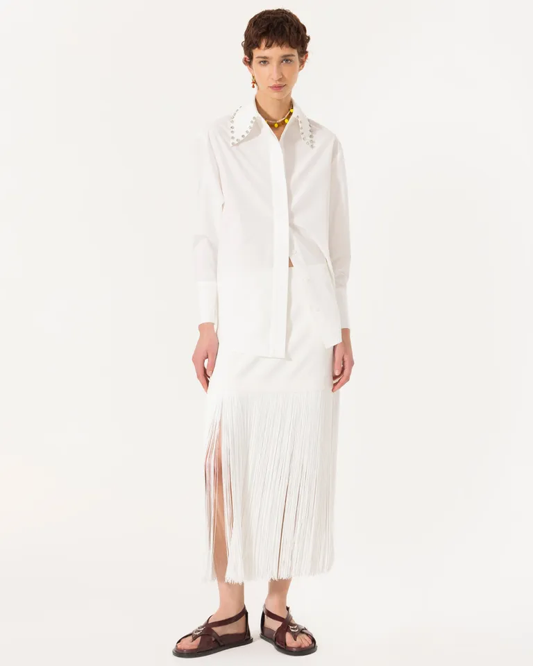 Falda blanca ajustada de diseño elegante con flecos en la parte inferior de Jazmin Chebar en Faldas para argentina