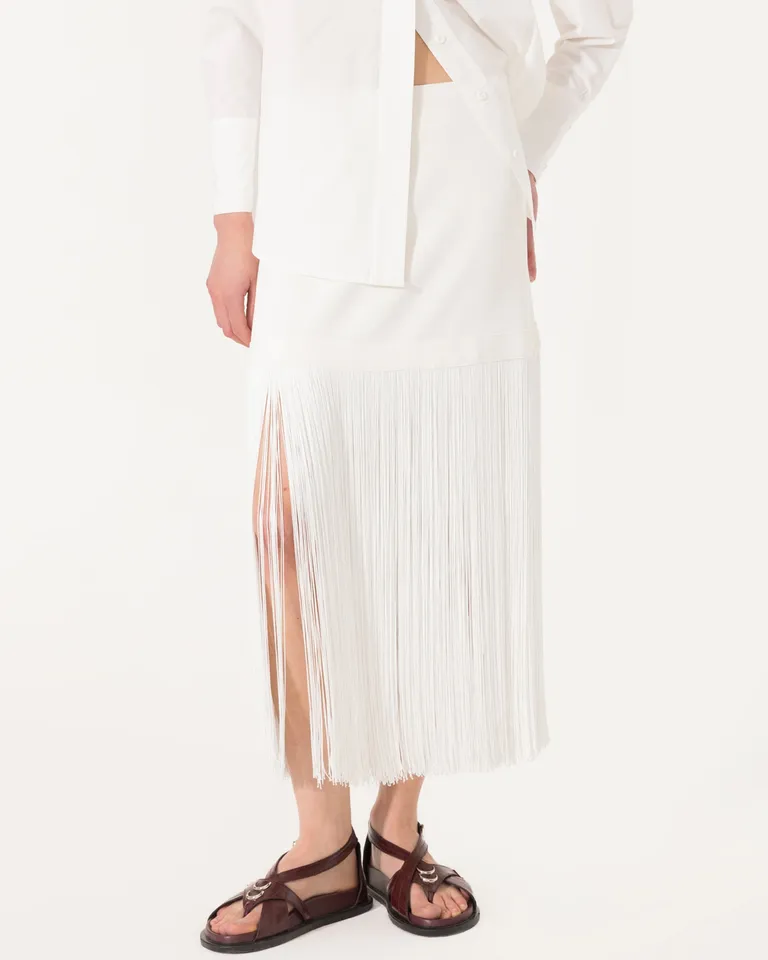 Falda blanca ajustada de diseño elegante con flecos en la parte inferior de Jazmin Chebar en Faldas para argentina