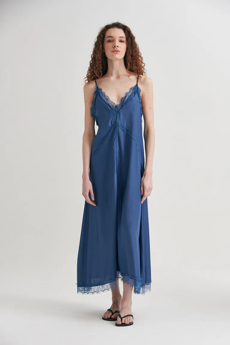 Vestido Collins: Diseño fluido y elegante en seda con acabados románticos de Sweet en Vestidos para argentina