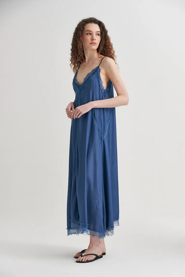 Vestido Collins: Diseño fluido y elegante en seda con acabados románticos de Sweet en Vestidos para argentina