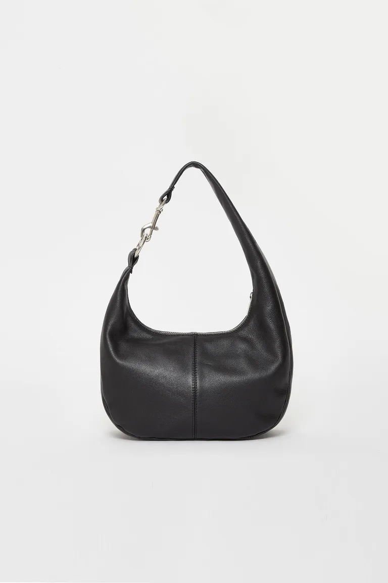 Cartera de hombro redondeada con manija ajustable, detalles metálicos y bolsillo interno con cierre de Ay Not Dead en Bolsos y Carteras para argentina