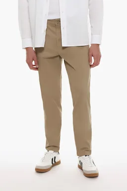 Pantalón chino corte skinny de Lefties en Pantalones para argentina
